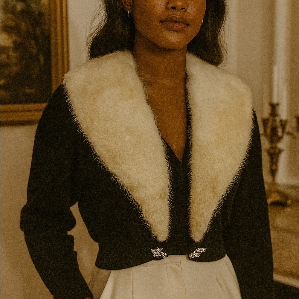 Elegant Black Cardigan with Cream‎ Collar